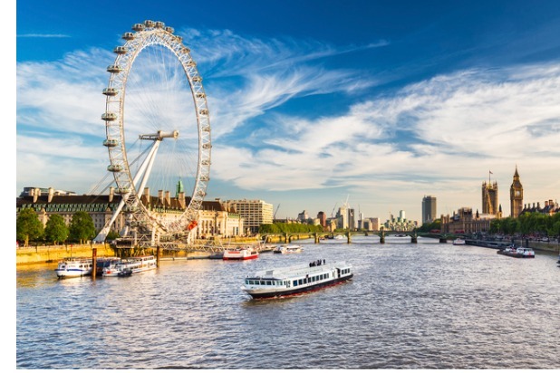 westminster-parliament-big-ben-and-the-thames-with-blue-sky-picture-id952375942